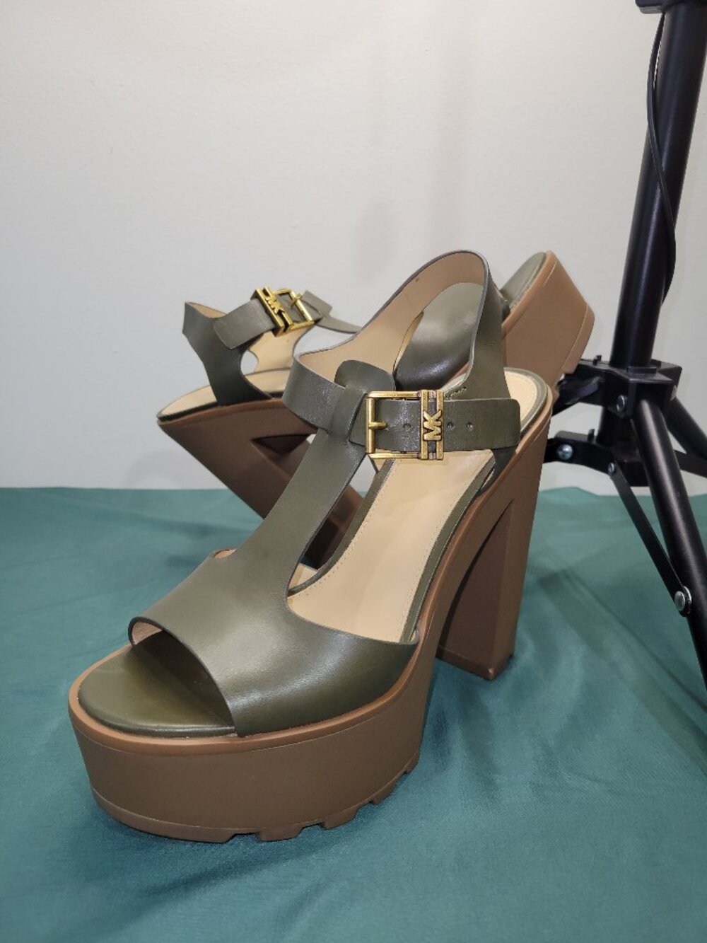 MICHAEL KORS OLIVE LEATHER PLATFORM HEELS 8.5 LIKE NEW